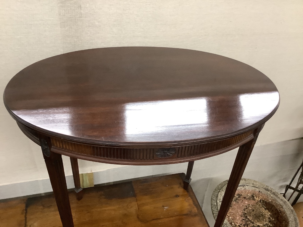 An Edwardian oval mahogany occasional table, width 77cm, depth 54cm, height 71cm